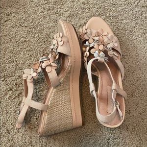 Flower tan wedges